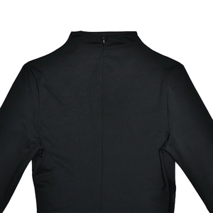 Détail du col montant et de la fermeture éclair invisible au dos d'une robe noire ajustée