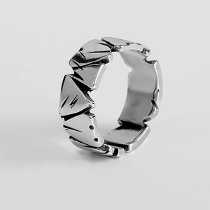 Anillo bañado en S925 con textura de piedra única y facetas geométricas elegantes