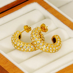 Boucles d'oreilles créoles C dorées de luxe avec cristaux pavés dans un écrin en bois