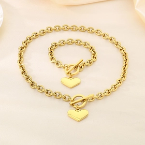 Set di catene dorate con pendente a cuore e chiusura OT su tessuto di seta