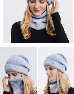 Détail de l'ensemble bonnet et tour de cou en tricot avec dégradé de bleu et violet