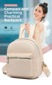 Dettaglio dello zaino in nylon beige resistente all'acqua con tasca frontale e texture