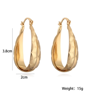Orecchini a cerchio geometrici placcati in oro con texture intrecciata su sfondo bianco