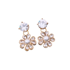 Eleganti orecchini a fiore placcati oro 18K con cristalli brillanti e perle bianche