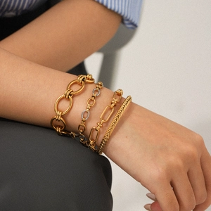 Ensemble de quatre bracelets en acier inoxydable plaqué or 18K aux textures variées