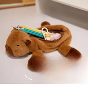 Dettaglio interno dell'astuccio capibara in peluche marrone per riporre la cancelleria