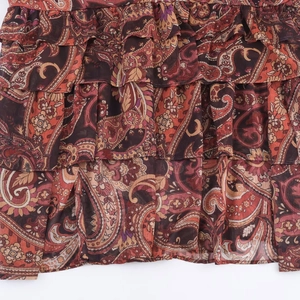 Robe longue bohème en mousseline à motif paisley et volants étagés en marron rouge