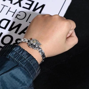 Silver vintage tiger head bracelet for men featuring green gemstone eyes and geometric links