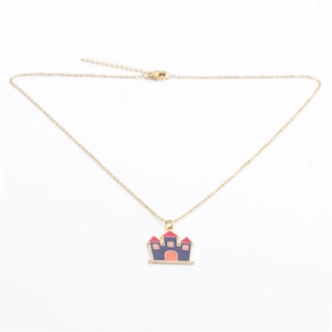 Vue détaillée d'un collier en chaîne dorée avec un pendentif château bleu et rouge