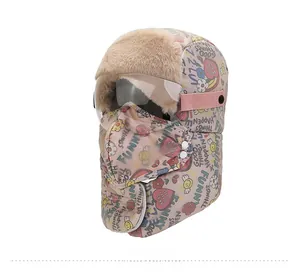 Details zur rosa Fliegermütze mit Plüschfutter, Schutzbrille und Cartoon-Mustern