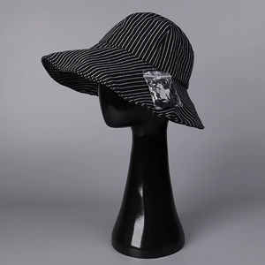 Dettaglio cappello da sole a righe con cordino antivento regolabile incluso