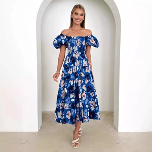 Elegantes schulterfreies Midikleid mit Blumenmuster, Puffärmeln und Stufenrock in Blau