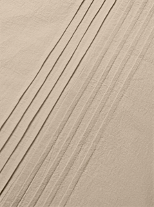 Detaillierte Makroansicht der parallelen Plissee-Textur auf beigem Baumwoll-Leinen