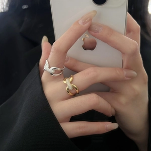 Close-up of adjustable 925 silver rings with twisted pavé zircon in gold and silver
