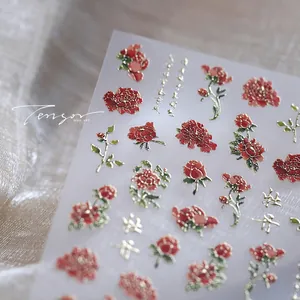 Détail d'autocollants pour ongles à fleurs de pivoine rouge et reliefs dorés chinois