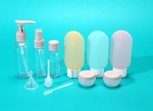 Dettaglio del set di 11 flaconi da viaggio con contenitori colorati in silicone