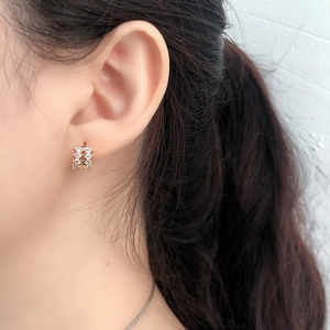 Dettaglio orecchino a cerchio oro 10mm con zirconi bianchi indossato su orecchio