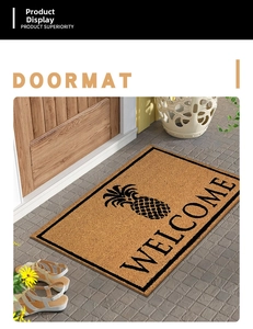 Détail du paillasson en coco naturel avec imprimé ananas noir sur sol en pierre