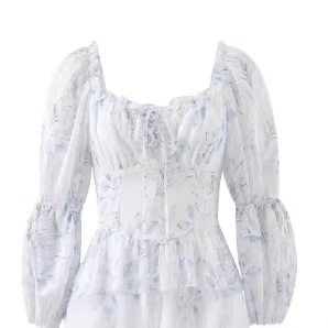 Robe en mousseline de style français avec imprimé à l'encre bleu clair et manches bouffantes