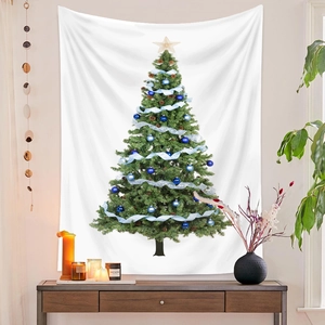 Dettaglio dell'arazzo albero di Natale con ornamenti blu appeso a una parete bianca