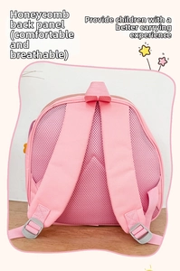 Dettaglio zaino rosa per bambini con schienale in mesh traspirante e ampi spallacci imbottiti