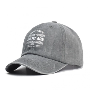 Dettaglio cappellino in cotone lavato antracite con slogan bianco stampato sulla parte frontale