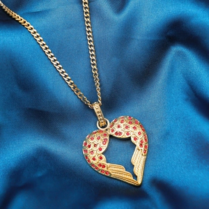 Collana con ciondolo a cuore e ali d'angelo dorate con gemme rosse su seta blu scuro lussuosa