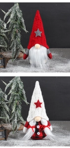 Gros plan de gnomes de Noël avec bonnets tricotés à étoiles et tenues à carreaux