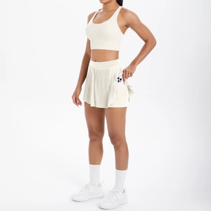 Détail d'une jupe de sport plissée crème avec poche latérale pour téléphone mobile