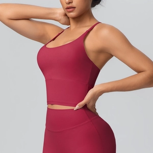 Détail de la brassière de sport rouge vin mat avec fines bretelles et ourlet large