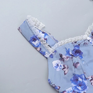 Detail des V-Ausschnitts des Blumenkleids mit blauer Spitze und dünnen Trägern