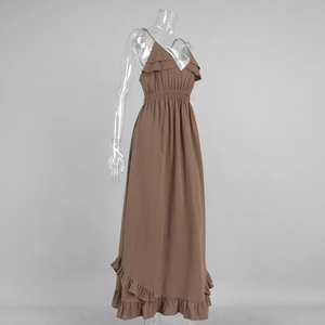 Détail de l'ourlet à volants superposés et du tissu texturé sur la robe longue brune