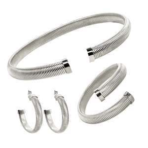 Parure de bijoux argentée texturée avec bracelet ouvert, créoles et bague assortie