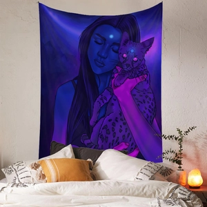 Detail eines böhmischen Wandteppichs mit mystischer Frau und Leopardkatze im Schlafzimmer