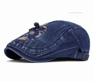 Details der Vintage-Jeansmütze mit Blumen-Patches und verstellbarer Metallschnalle
