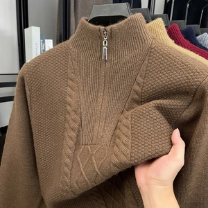 Detail der groben Zopfstrickstruktur und des Reißverschlusskragens am braunen Herrenpullover