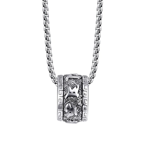 Collier cylindrique vintage en acier inoxydable avec mantra et motifs de nuages gravés