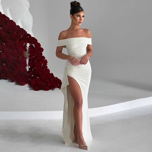 Details des eleganten schulterfreien weißen Abendkleids mit hohem Schlitz und Falten