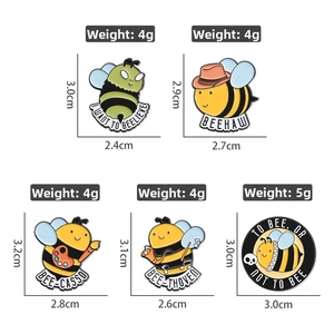 Lot de cinq épinglettes en émail d'abeilles avec jeux de mots et dimensions