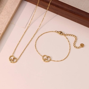 Elegantes goldenes Herz-Brezel-Schmuckset mit Halskette, Armband und weißem Zirkon