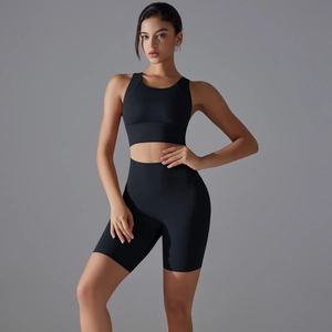 Dettaglio del set yoga nero senza cuciture con reggiseno sportivo e pantaloncini a vita alta