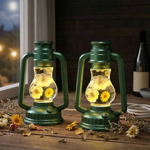Detailansicht der Retro-Petroleumlampe aus Harz mit echten eingebetteten Trockenblumen