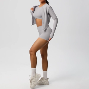 Set yoga 3 pezzi con giacca zip, reggiseno sportivo e pantaloncini a vita alta lilla chiaro