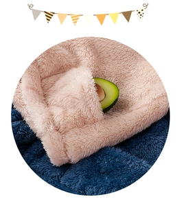 Gros plan sur le tissu polaire épais montrant la texture douce et la poche du pyjama pour enfants
