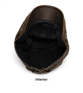 Dettaglio della calda fodera in pile nero e della fascia elastica nel berretto in pelle