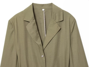 Détail du col d'un blazer décontracté vert olive avec épaulettes et étiquette taille S