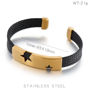 Gros plan du bracelet câble noir avec étoile dorée ajourée et détail du poids de 21g