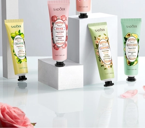 Set van vier SADOER handcrèmes in de geuren olijf, roos, kamille en avocado-extract