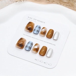 Kit de faux ongles courts avec texture ambre, carreaux bleus et œil de chat marron