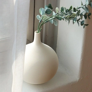 Moderne weiße Keramikvase mit Rillenstruktur für minimalistische Heimdekoration Design